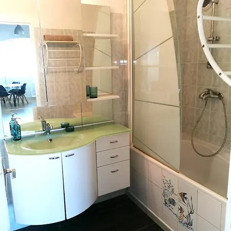 Spacious Bellevue דירה ברסט